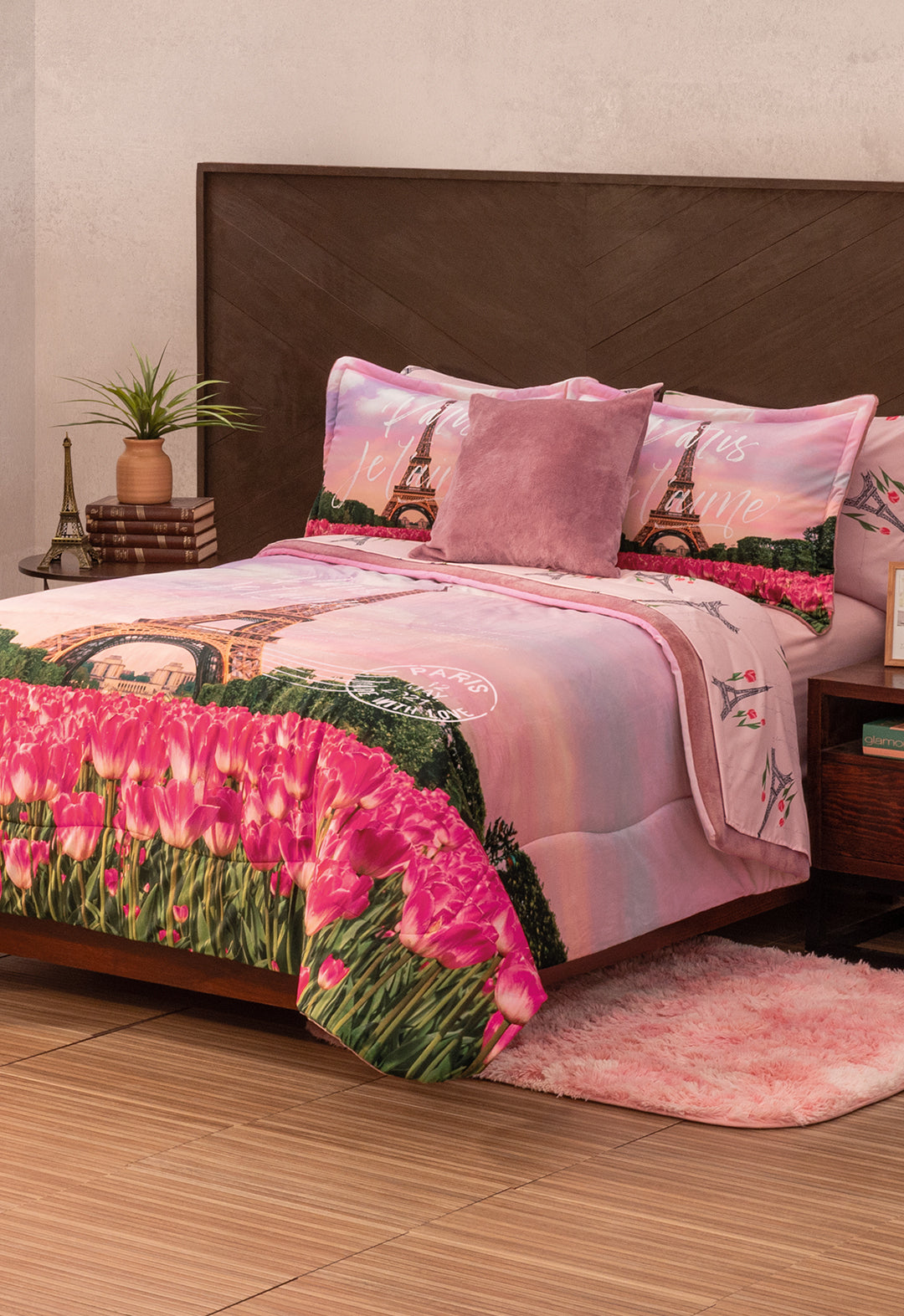 El Coordinado de Cobertor Supreme Romantique, es un hermoso cobertor de tonos Rosa, con diseños florales y estampado con la torre eiffel.